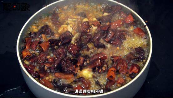 火灾鲱鱼,将辣椒全部浇在鲱鱼上,完成菜品