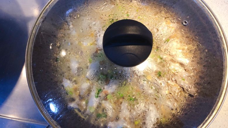 豆瓣焖剥皮鱼,加盖焖煮3分钟。