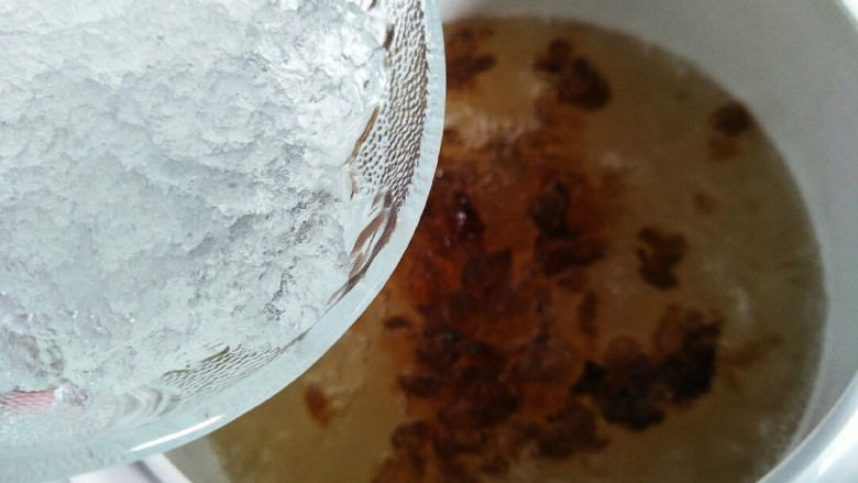 一碗可以喝的《护肤品》,剩下最后的十多分钟放入雪燕,雪燕不能煮太久,不然会融化的。
