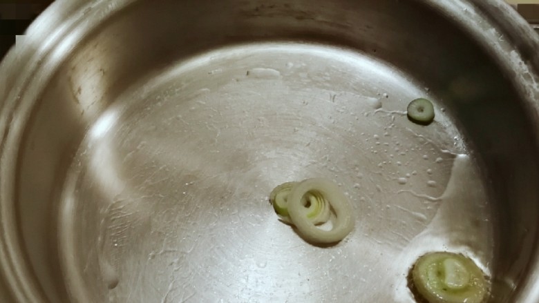 时蔬烩虾球,炒锅加入食用油 爆香葱花