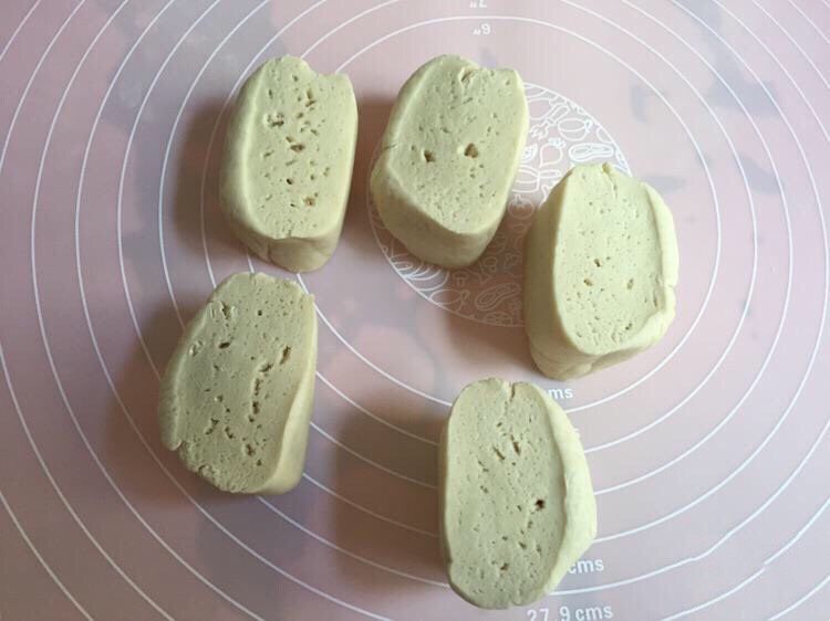 香甜好吃的芝麻糖馅饼,面团发好后取出排气,分成等量的几个小剂子;