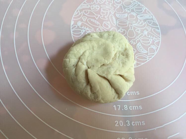 香甜好吃的芝麻糖馅饼,取一个小剂子,放入适量芝麻糖馅,收口收好;