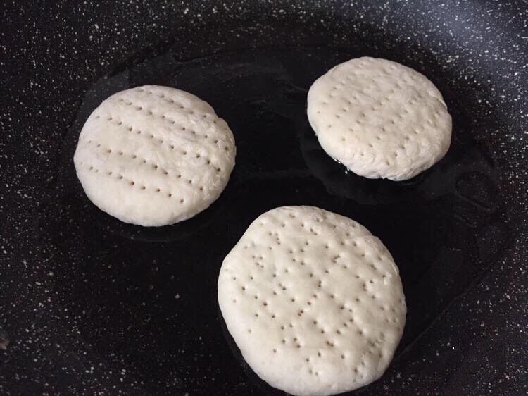 香甜好吃的芝麻糖馅饼,平底锅烧热放点油,摆入做好的饼胚,小火煎至两面金黄即可!