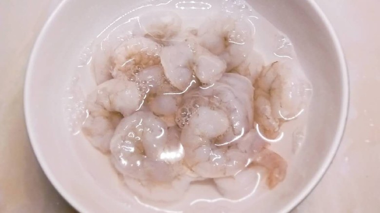时蔬烩虾球,<a style='color:red;display:inline-block;' href='/shicai/ 287'>虾仁</a>挑出虾线 清水洗干净备用