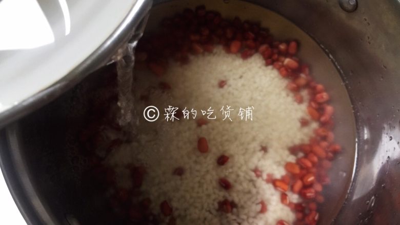 红豆小圆子糖粥,随后,把红豆和大米倒入锅中,再加入足量的<a style='color:red;display:inline-block;' href='/shicai/ 156925'>水</a>。
