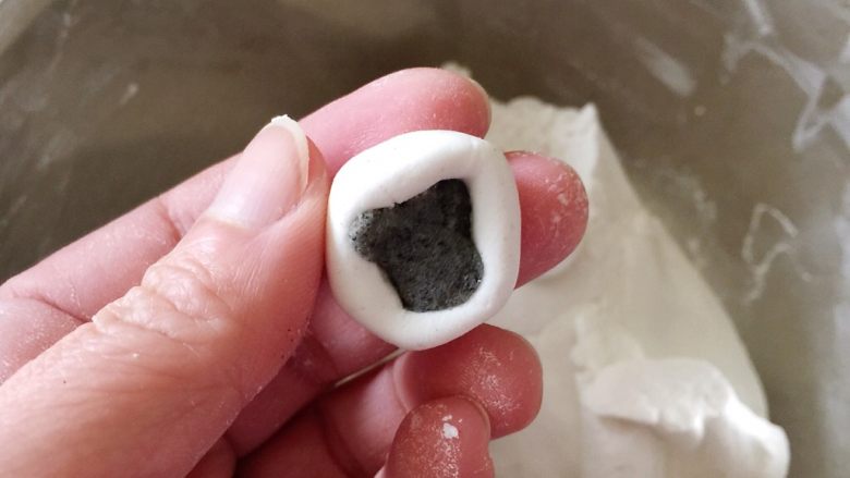 红豆小圆子糖粥,根据喜好,可以做成实心的,或者加馅心的。