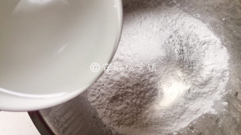 红豆小圆子糖粥,熬粥的时候来做小圆子,当然,如果你嫌麻烦,直接买冷冻的也可以。温水,少量多次的加入<a style='color:red;display:inline-block;' href='/shicai/ 520'>糯米粉</a>中。