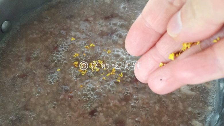 红豆小圆子糖粥,最后,再撒上一些桂花,关火。