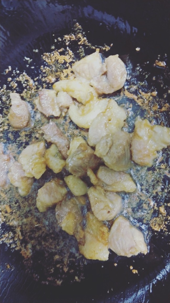 肉块西兰花,放入腌好的肉倒入锅中,炒制金黄
