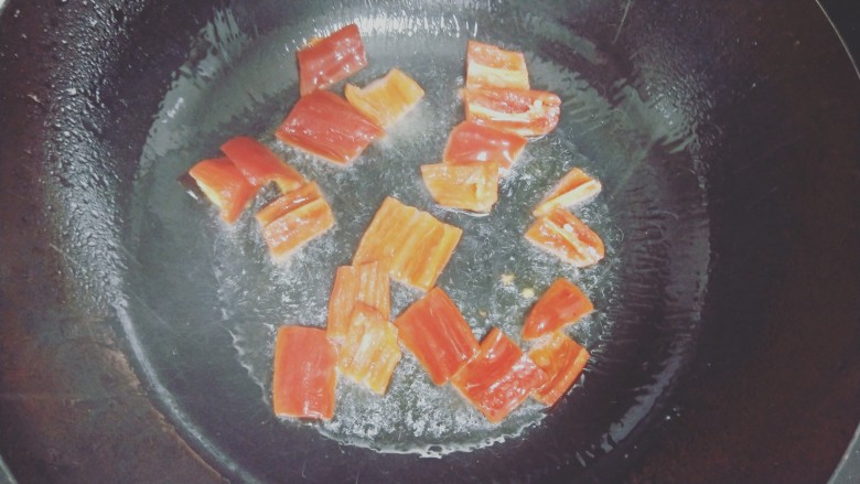 肉块西兰花,清洗干净锅后,倒油放入红辣椒翻炒