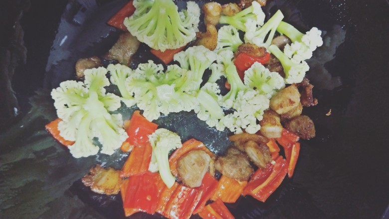 肉块西兰花,倒入西蓝花和肉,翻炒