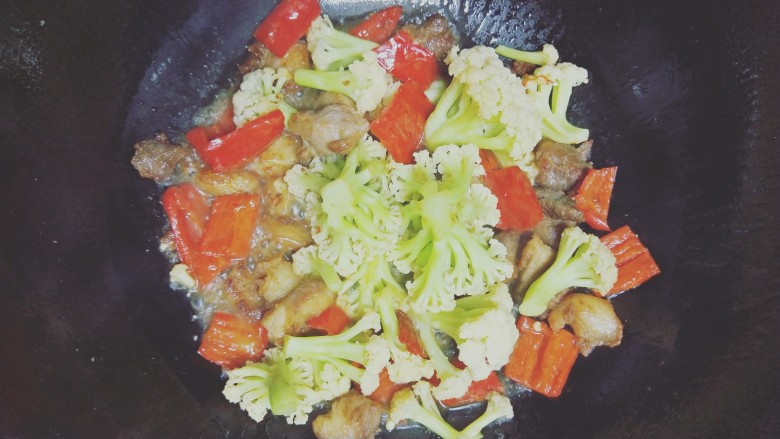 肉块西兰花,锅中倒入适量水,翻炒至收汁