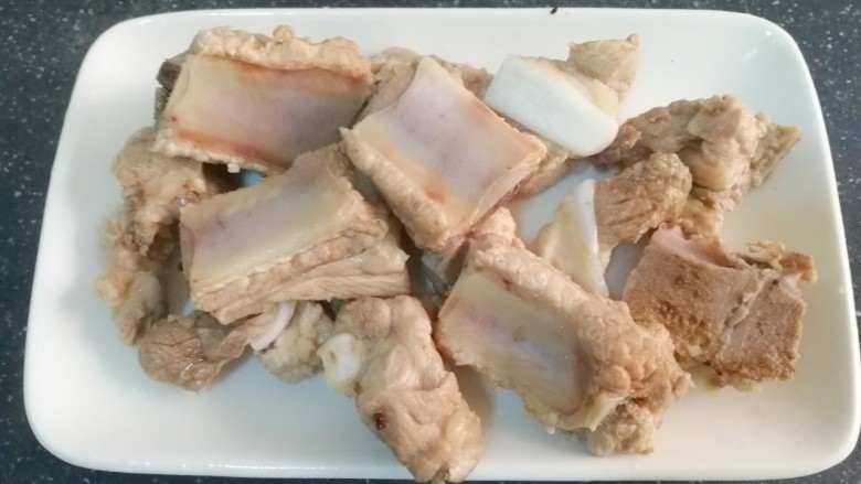 李子炖排骨,捞起来洗干净,滤干水分