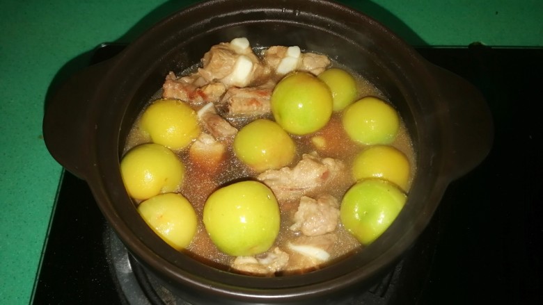 李子炖排骨,水开后全部倒入砂锅中,盖上盖子中小火慢慢炖