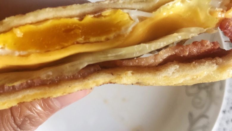 快手早餐,锅里的照片忘记拍了……热锅热油,十几秒就可翻面,很快就好。出锅后对切成三角形。图是成品,个人喜欢糖心鸡蛋…