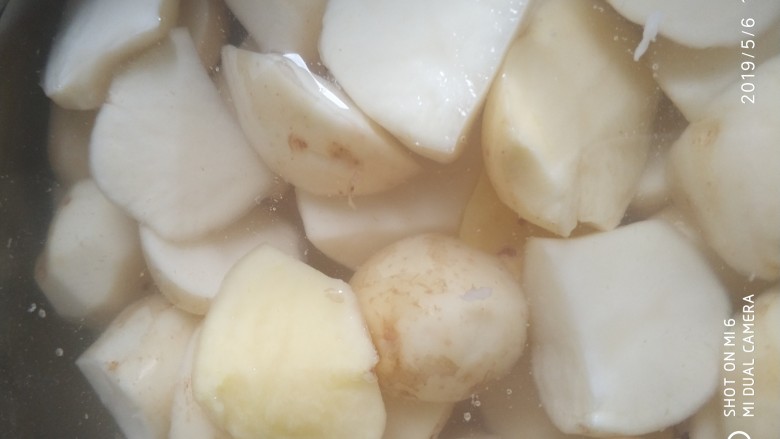 红烧土豆,洗干净，切块，用水泡着备用