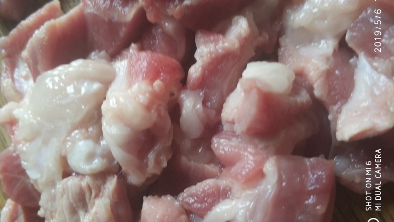 红烧土豆,如图把<a style='color:red;display:inline-block;' href='/shicai/ 6081'>肉</a>洗干净，切块备用