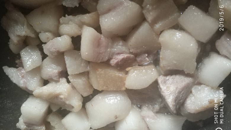 红烧土豆,如图把肥肉放在锅里炒，加盐炒出多的油