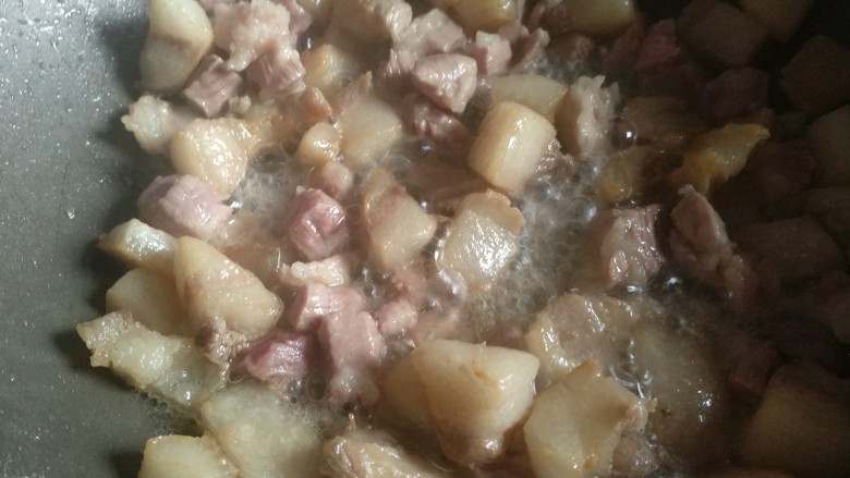 红烧土豆,炒成这样就好了，再把土豆放进去