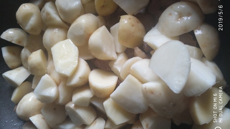 红烧土豆,放进去了就炒一会，加水