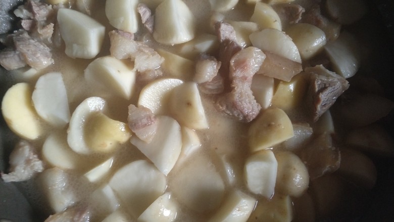 红烧土豆,放点酱油，加水，煮干