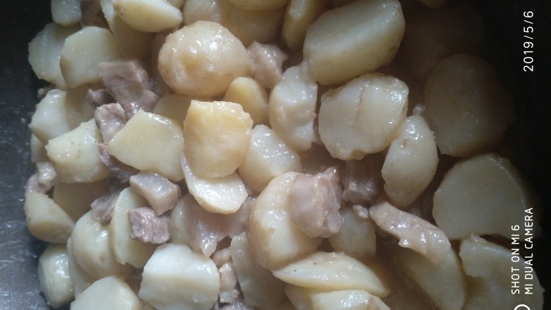 红烧土豆,煮成这样，加上剩下的调料起锅