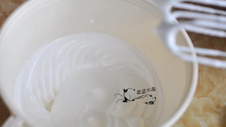 奶油蛋糕粒,最后加入剩下的糖,打至硬性发泡。