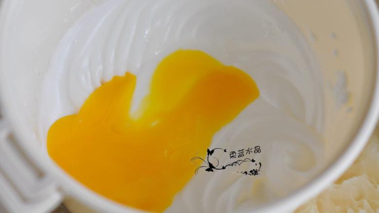 奶油蛋糕粒,加入蛋黄。