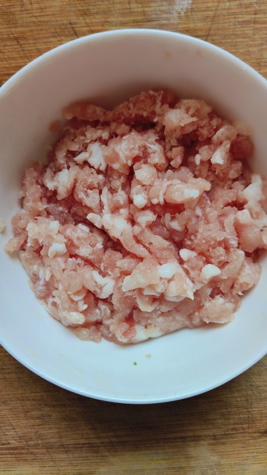 肉沫蒜薹,准备肉沫,直接买的五花肉,让给绞成馅了。