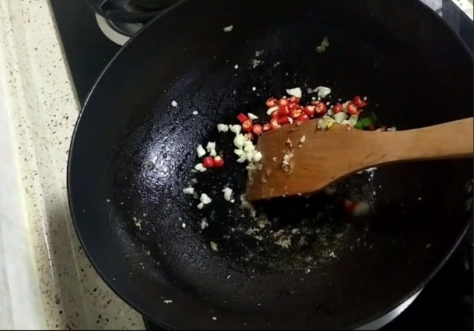 红烧茄子,另起锅放入辣椒,蒜末煸炒出香味