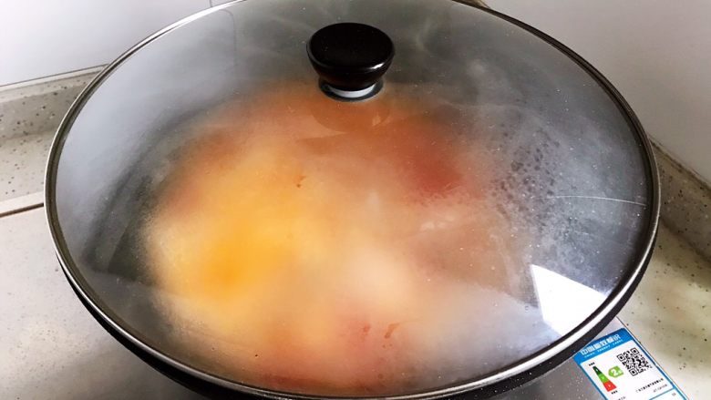 西红柿虾干豆腐羹,盖上锅盖,转中小火焖煮5分钟