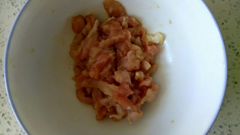 炒三丝,猪肉中加适量<a style='color:red;display:inline-block;' href='/shicai/ 788'>生抽</a>,料酒,淀粉,搅拌均匀,放置一会儿