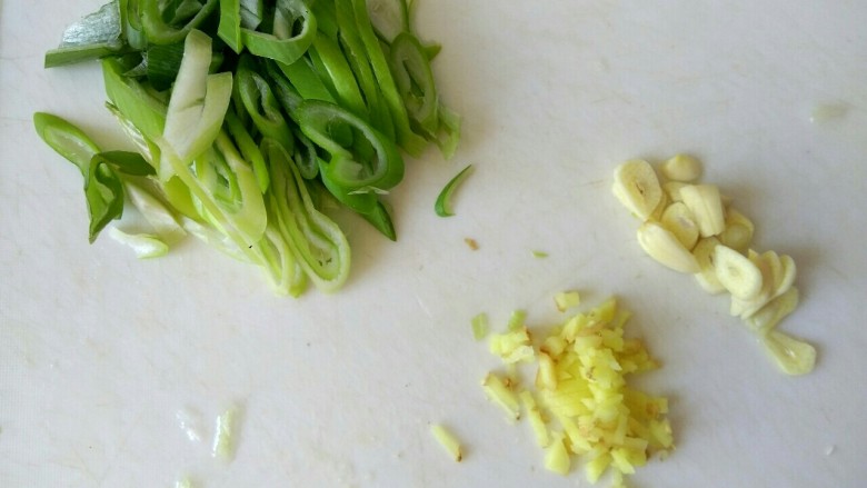 包菜烧豆腐,葱切丝,蒜切片,姜切沫