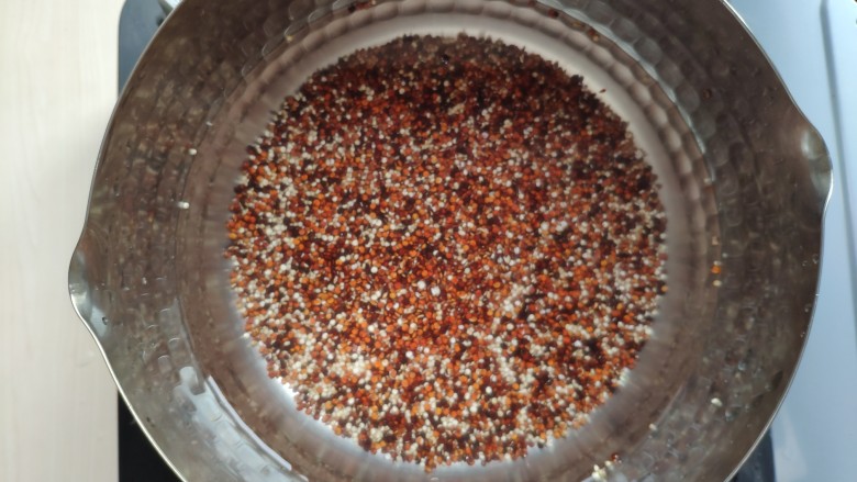 藜麦生菜沙拉,藜麦淘洗干净放入锅里,加水煮开。