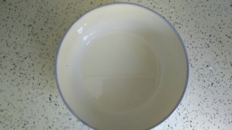 包菜烧豆腐,小碗中加入一勺淀粉,适量清水,调成淀粉汁