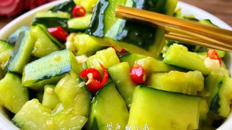 柠檬汁拌黄瓜,美味的凉拌黄瓜做好了,清香爽口,超级好吃。