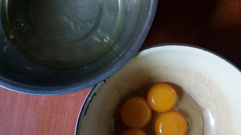 幸福西饼,蛋黄、蛋清分离。