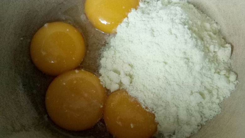 幸福西饼,蛋黄内加入<a style='color:red;display:inline-block;' href='/shicai/ 1124'>奶粉</a>拌匀。