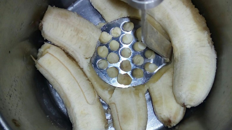 幸福西饼,<a style='color:red;display:inline-block;' href='/shicai/ 610'>香蕉</a>用工具压泥。