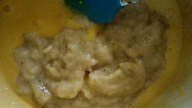 幸福西饼,香蕉泥加入蛋黄糊中，加<a style='color:red;display:inline-block;' href='/shicai/ 140122'>玉米油</a>拌匀。
