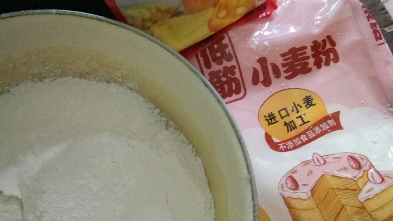 幸福西饼,筛入<a style='color:red;display:inline-block;' href='/shicai/ 548'>低筋面粉</a>和<a style='color:red;display:inline-block;' href='/shicai/ 702'>泡打粉</a>。