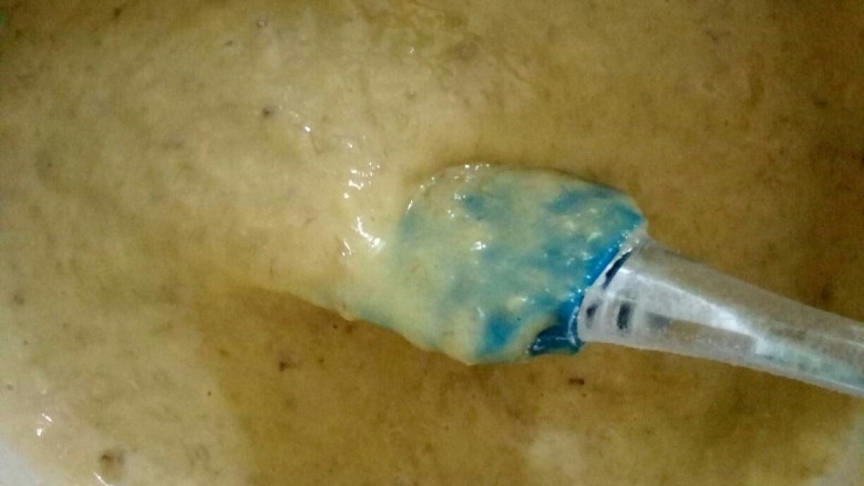 幸福西饼,用铲刀成Z字形拌匀。