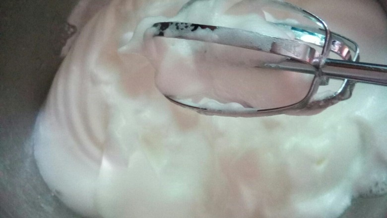 幸福西饼,蛋白用打蛋器打发成干性泡沫。