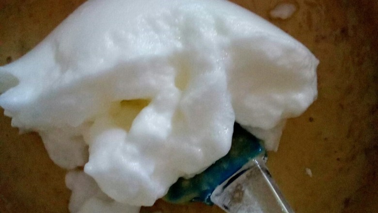 幸福西饼,加三分之一到面糊中铲拌匀。