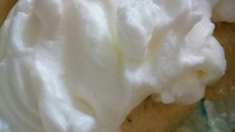 幸福西饼,全部蛋白与面糊一起铲拌匀。