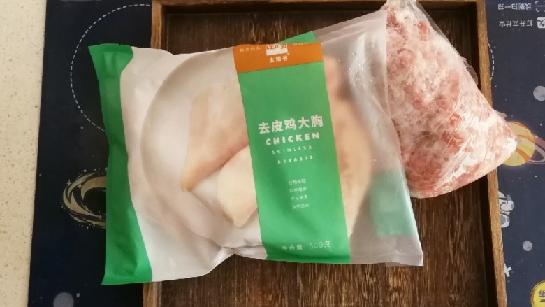 香卤番茄肉丸,主要食材:五花肉糜 太阳谷鸡胸肉 五花肉剁成肉糜放入冰箱冷冻保存 平时储备一些