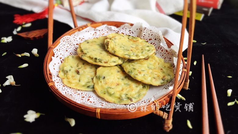 槐花饼,煎熟,趁热食用。