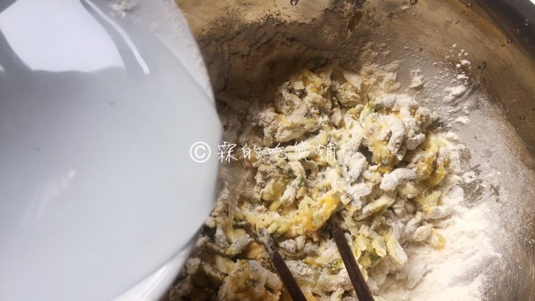 槐花饼,少量多次的加水,搅拌。