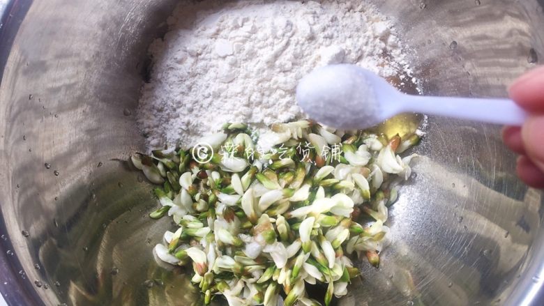 槐花饼,2小勺的盐(根据口味还能加少许胡椒粉之类的。)