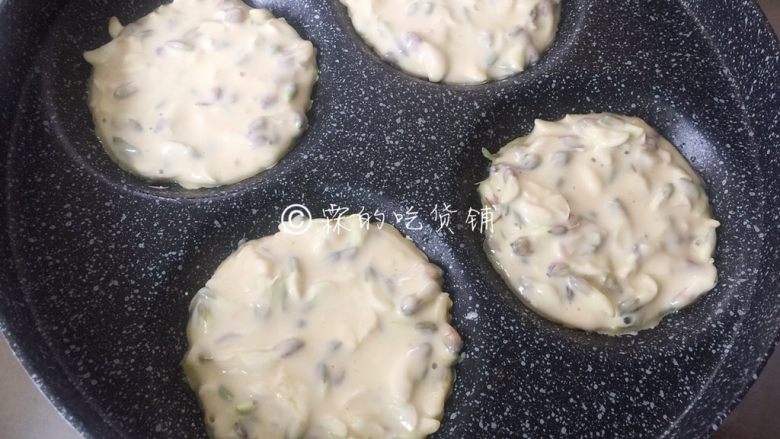 槐花饼,煎锅里刷油,舀适量的面糊摊成小饼状。